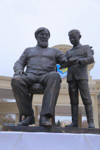 Памятник Ы.Алтынсарину установили в Костанае к 180-летию просветителя